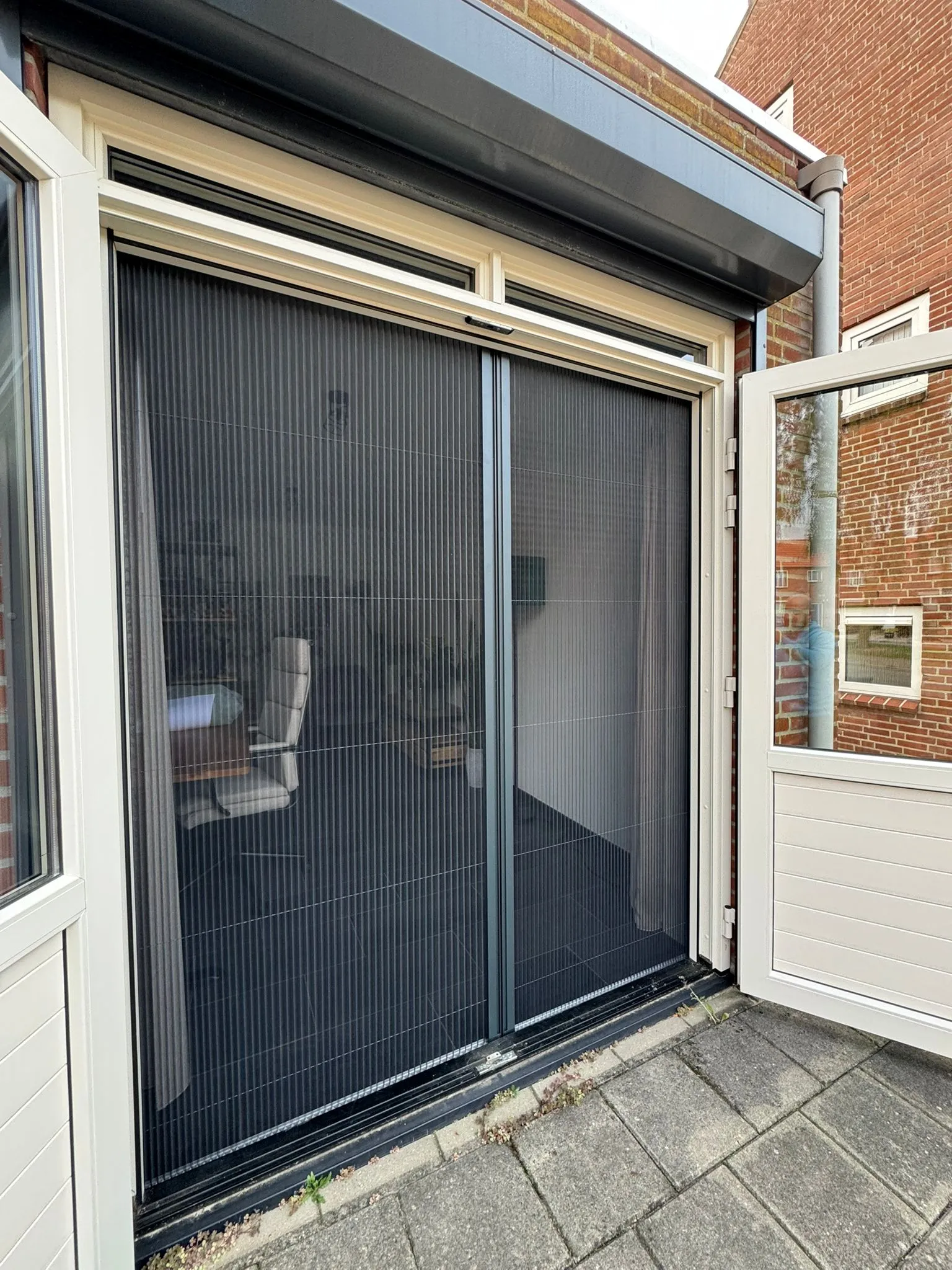 Plisségordijnen bij een moderne schuifpui.